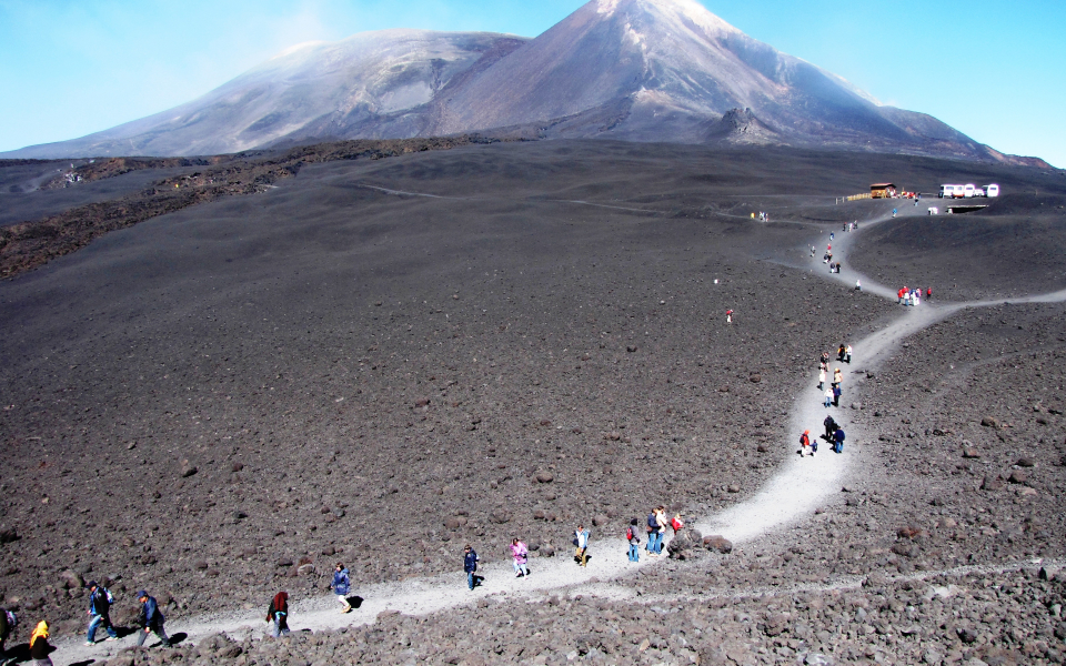 Rifugio_Torre_Filosofo_e_crateri_centrale-Etna